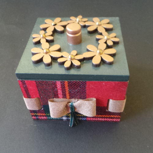 Caixa multiusos pequena "Florinhas" / Small multipurpose box "Little Flowers"